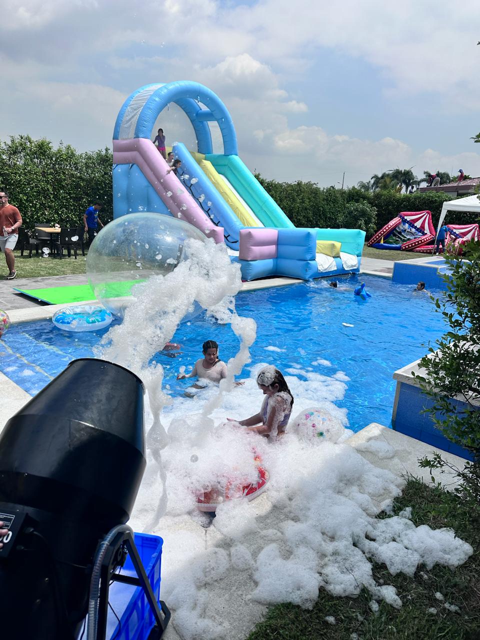 Gran piscina con espuma, resbaladeras gigantes y burbuja transparente en evento especial de Happy Hoppers.