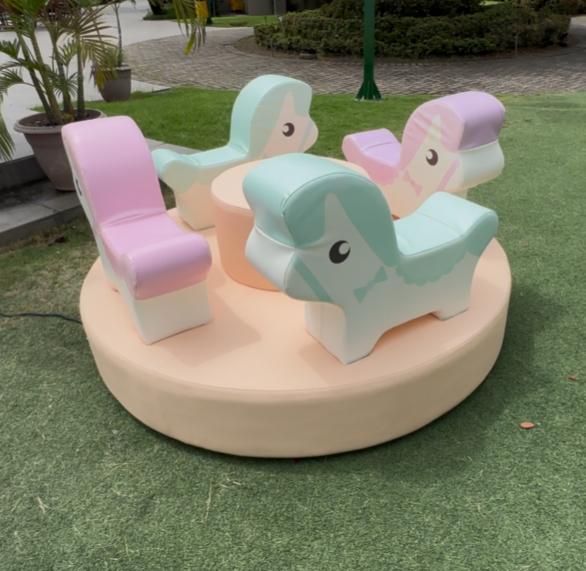 Carrusel infantil pastel con unicornios y figuras suaves, perfecto para los más pequeños de la fiesta.