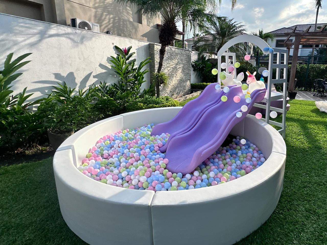 Piscina de pelotas premium con resbaladero morado y decoración de unicornios en Samborondón.
