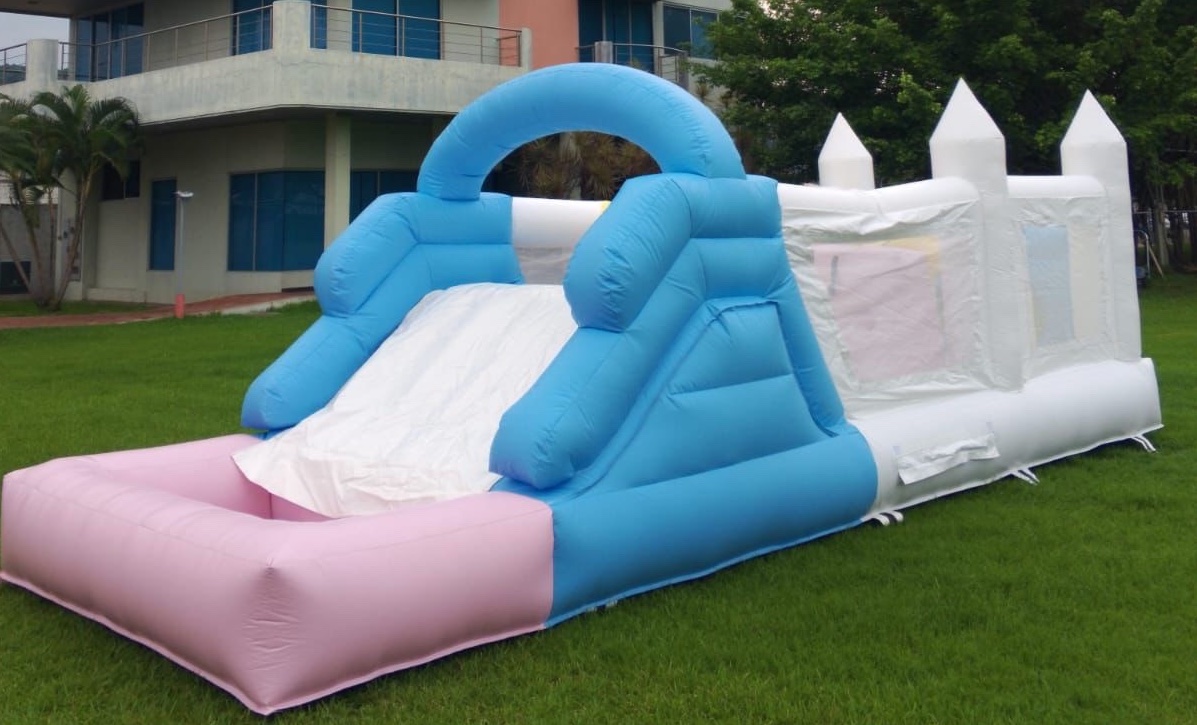 Castillo inflable azul y blanco de gran tamaño instalado en un amplio jardín, listo para una fiesta.
